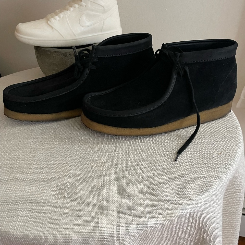 Clarks Wallabee. Black